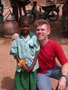 Pierre et sa filleule, au Burkina