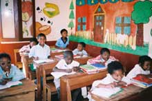 Classe d'enfants parrainés à Madagascar