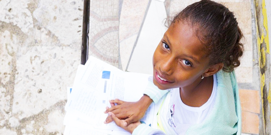 Scarlet, de République Dominicaine, avec une lettre de sa marraine.