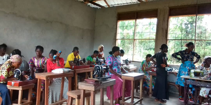 Image de femmes apprenant à coudre.