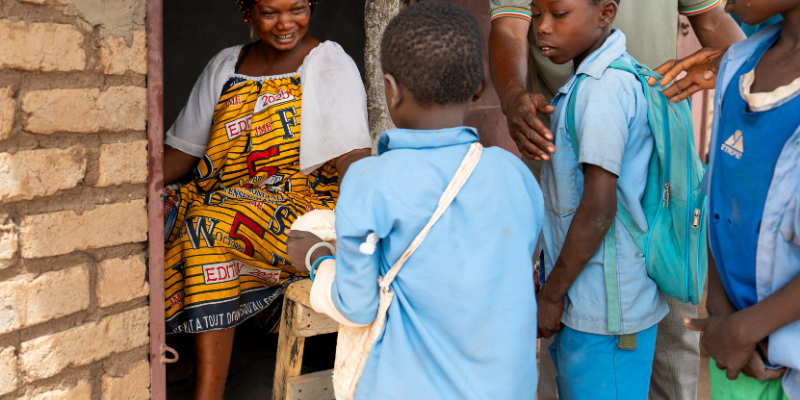 Image d'une femme souriant à un enfant. 