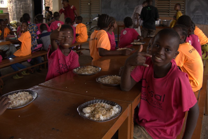 Image d'enfants à la cantine. 